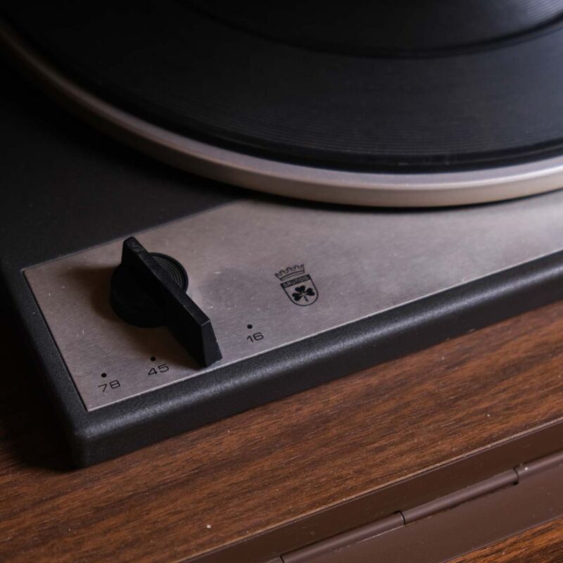 Grundig Müzik Dolabı F525FC